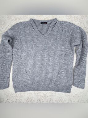 Devoted Luxury Apparel Gray V-Neck Sweater, Small, Autumn, Fall, Comfy